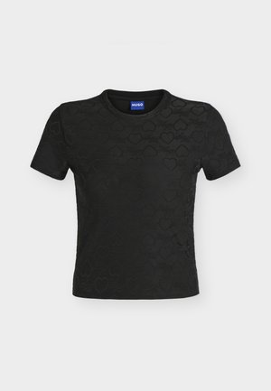 Zwart nauwsluitend T-shirt met korte mouwen, voorzien van opgeprinte hartpatronen en subtiele "Hugo" tekst, ronde hals en een blauw merklabel aan de binnenkant van de kraag.