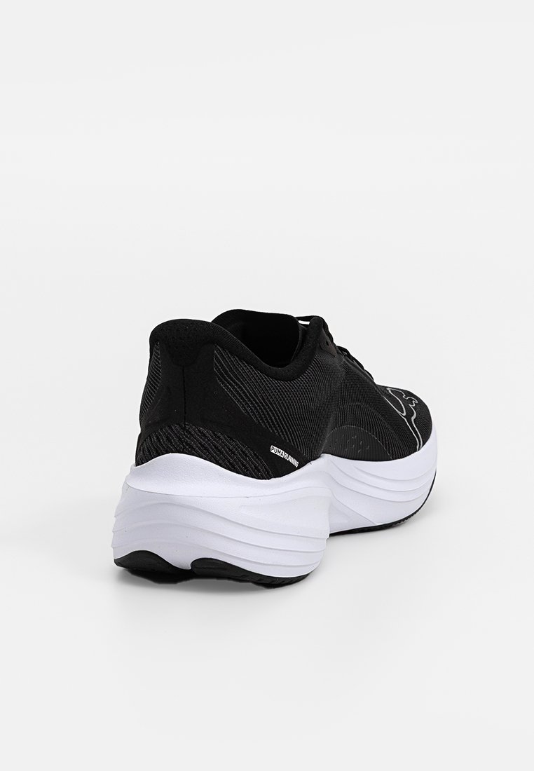 Scarpe da corsa nere con un upper in rete testurizzata, una suola intermedia bianca imbottita e una suola in gomma con un motivo di battistrada distintivo.