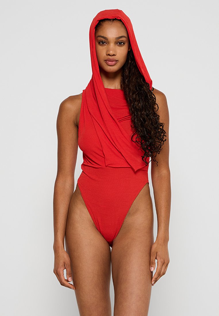 Czerwony strój kąpielowy z kapturem, żebrowana tekstura, wysoki krój nogawki i zwisający design materiału. Gładkie wykończenie i dopasowana sylwetka.