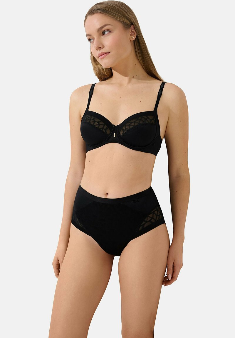 Ensemble de soutien-gorge noir et culottes taille haute, avec des panneaux en mesh transparent et des motifs géométriques. Tissu doux avec des bretelles réglables pour plus de confort.
