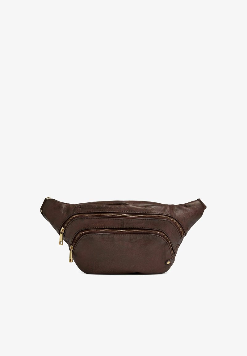Sac banane en cuir marron foncé avec deux compartiments zippés et curseurs de fermeture éclair dorés, conçu pour un transport mains libres.