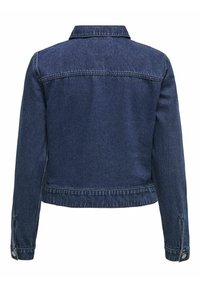 Giacca di jeans blu scuro con colletto classico, polsini con bottoni e dettagli cuciti. Presenta una vestibilità corta e una cucitura sul giogo posteriore.