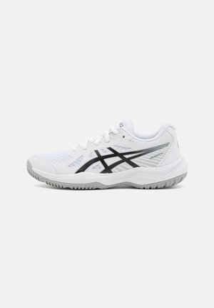 Scarpe sportive bianche con tomaia in rete traspirante, dettagli neri e suola in gomma texturizzata. Presentano una chiusura con lacci e un design che offre supporto.
