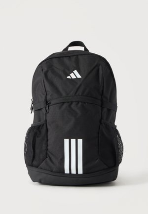 Sac à dos noir avec une poignée supérieure, une poche frontale zippée, deux poches latérales en mesh et un logo Adidas blanc avec trois bandes verticales sur le devant.