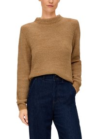 Hellbraun geripptes Sweater mit hochgeschlossenem Kragen und langen Ärmeln, kombiniert mit dunkelblauen Jeans. Strukturierter Strickstoff.