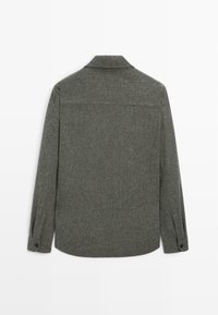 Grå skjortejakke i uldblanding med spidst krave, knapmanchetter og lige snit, med blød tekstur og minimalistisk design.