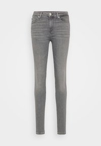 Jeans de denim gris slim fit con bolsillos frontales y trabillas para cinturón, cierre de botón y cremallera, mostrados sobre un fondo blanco.