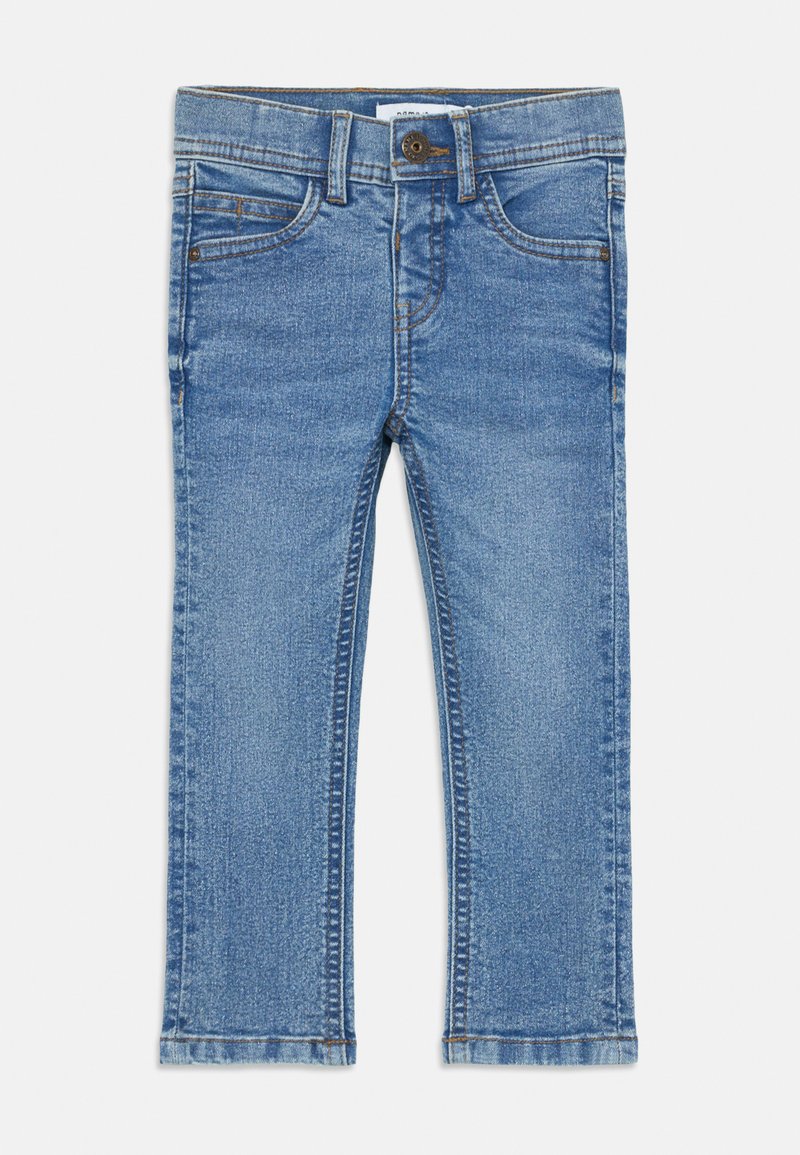 Világoskék farmernadrág egyenes szárú szabással, zsebekkel, gombos záródással és kontrasztos varrással. Látható minták vagy díszítések nélkül.