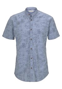 Lyhytnutturainen nappikauluspaita vaaleansinisestä kankaasta, jossa on palmu- ja kukkakuosi, mandariinikauluksella ja ruskeilla napeilla.