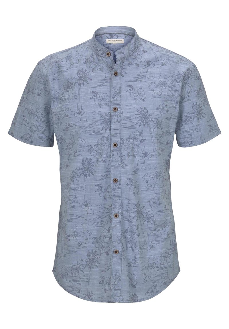 Lyhytnutturainen nappikauluspaita vaaleansinisestä kankaasta, jossa on palmu- ja kukkakuosi, mandariinikauluksella ja ruskeilla napeilla.