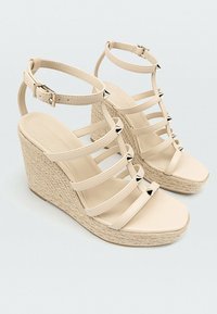 Stradivarius Sandály na platformě - nude