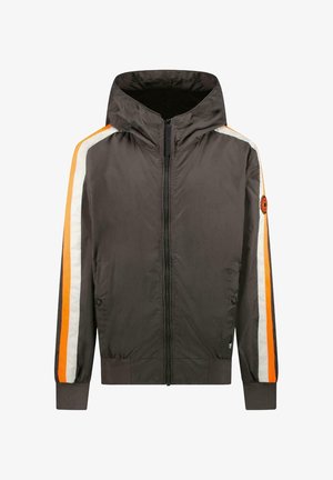 Capuchonjack in donkergrijze stof, met oranje en witte strepen langs de mouwen, een voorritssluiting en zijzakken.