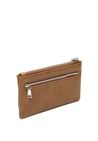 Astuccio in pelle marrone con finitura testurizzata, dotato di chiusura superiore a zip e tasca frontale con zip e linguetta in argento.