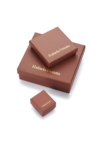 Braune Geschenkboxen in unterschiedlichen Größen mit goldener Schrift, die "Rafaela Donata" liest. Die Boxen haben eine glatte Textur und sind ordentlich gestapelt.