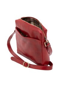 Borsa a mano in pelle rossa con zip sulla parte superiore, tasca esterna piatta e fodera a quadri marrone. Tracolla regolabile con fibbia dorata.