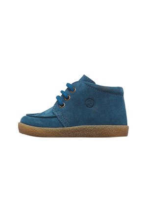Stivaletto alla caviglia in suede blu con tre occhielli e lacci abbinati, con suola in gomma crepe marrone e piccolo logo in rilievo sul lato.