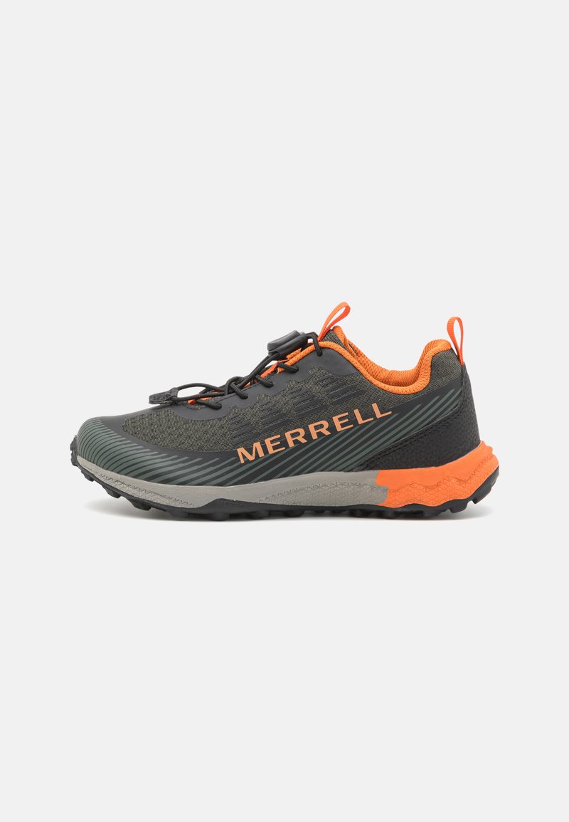 Merrell løpesko med grå og svart mesh-overdel, oransje detaljer, teksturert yttersåle og et hurtiglukkesystem for sikker passform.