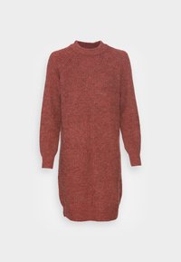 Robe pull à manches longues et col rond en maille rouge rouille avec poignets côtelés et tissu en mélange de laine texturé sur fond uni.