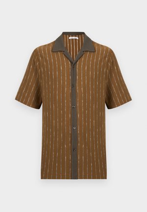 Camisa de manga corta color marrón con rayas verticales blancas, cuello y tapeta de botones en marrón oscuro, mostrada sobre un fondo liso.