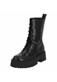 Czarne botki za kostkę z wiązaniem, wykonane z błyszczącego materiału syntetycznego. Posiadają masywną gumową podeszwę oraz dekoracyjne przeszycia wzdłuż cholewki.