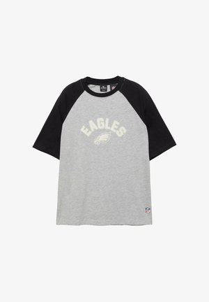 Graues und schwarzes T-Shirt mit Raglanärmeln, vorne mit dem Schriftzug "EAGLES" und einem Adler-Logo, NFL-Logo nahe am Saum.