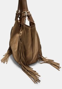 Braune Wildledertasche mit langen Fransen, verstellbaren Lederriemen und einer lässigen Form. Glatte Textur mit einer weichen, abgerundeten Form.