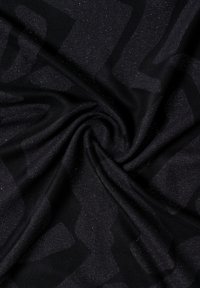 Tissu noir tordu au centre avec des motifs géométriques sombres subtils et de fins paillettes argentées réparties uniformément sur la surface.