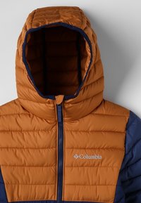 Orangene, aufgeblasene Jacke mit Kapuze, marineblauen Akzenten, gestepptem Material, Frontreißverschluss und Columbia-Logo auf der linken Brustseite.