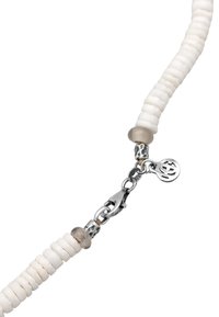 Hvid perlekæde med glatte heishi-perler, sølv hardware og en lukning med en lille penduldetaile i enden.