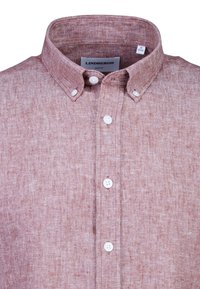 Herrars slim fit skjorta med knappar i texturerad ljus mauve-tyg med vita knappar och krage.