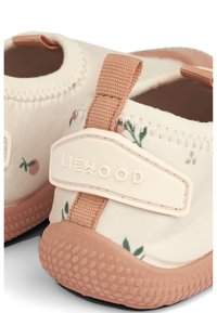 Heledad kreemja kangaga jalanõud lillemustriga, roosat värvi tekstuursete kummipõhjade ja beežide aksentidega. Omavad kanna tagumist paela LIEWOOD brändinguga.