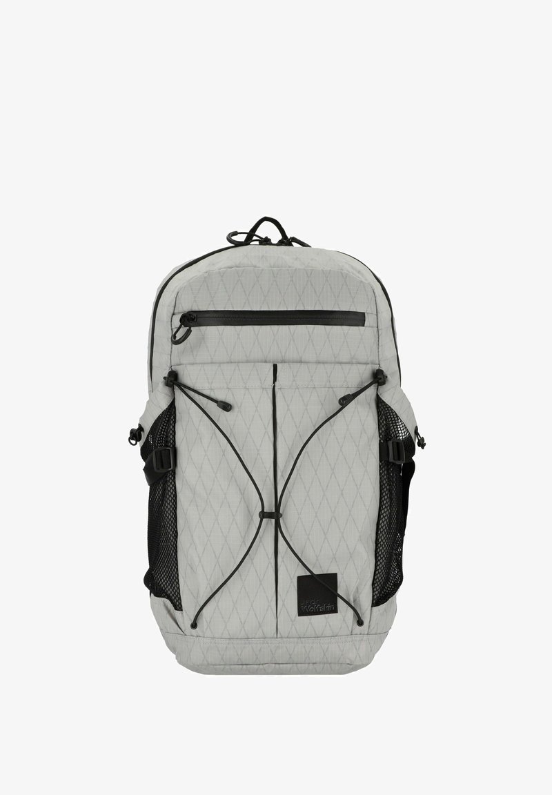 Zaino grigio con motivo a rombo, dettagli neri, spallacci regolabili, tasca anteriore con zip e tasche laterali in rete per bottiglie d'acqua.