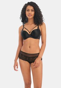 Zwart lingerie set bestaande uit een gepadded beha met kantaccenten, bandjesdetails en bijpassende kanten boyshorts met een gegolfde rand.