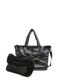Il set di borse nere include una grande borsa a tracolla in ecopelle lucida con morbidi dettagli in pelliccia e una borsetta nera più piccola in pelliccia morbida.