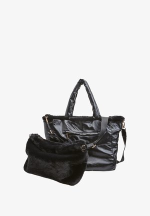 Crni set torbica uključuje veliku, sjajnu, torbu od umjetne kože s mekim krznenim detaljima i manju, plišanu, crnu krznenu clutch torbicu.