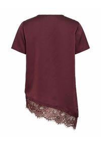 Blouse bordeaux à manches courtes avec un ourlet asymétrique et une bordure en dentelle florale en bas, vue de dos.