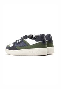 Zapatillas bajas con una mezcla de cuero azul marino y ante verde, con detalles en blanco y paneles texturizados. Suela de goma beige con marca.