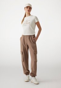 Guess FRONTLOGO - T-shirt print - mehrfarbig, weiß