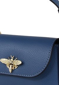 Sac à main en cuir bleu avec une finition texturée, une fermeture à rabat et un accent abeille métallique doré sur le devant.