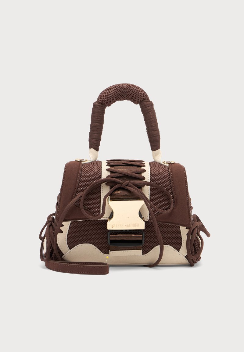 Sac à main texturé marron et beige avec anse enveloppante, devant lacé et grande boucle dorée sur fond uni.
