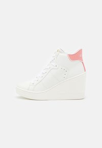Sneakers alte bianche con dettagli rosa, caratterizzate da una suola a zeppa, design con lacci, punta testurizzata e fori laterali per la ventilazione.