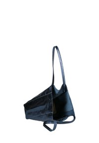 Borsa a tracolla in pelle nera con un ampio apertura, manici lunghi e una superficie liscia. Presenta un design semplice e accenti hardware minimali.