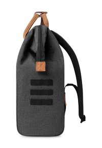 Zaino in tessuto nero con dettagli in pelle marrone, chiusura con zip, tre cinturini orizzontali sui lati e spallacci regolabili.