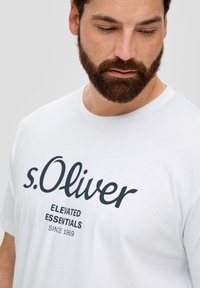 s.Oliver MET LOGO - Marškinėliai su spaudiniu - weiß