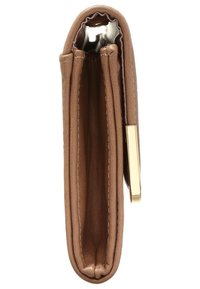 Portafoglio in pelle marrone con texture liscia, profilo sottile, dettagli in metallo dorato e scomparti interni per carte e contanti.