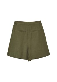 Pantaloni corti olive verdi a vita alta con passanti per cintura, due tasche a filetto posteriori e un orlo leggermente svasato, distesi su uno sfondo bianco.