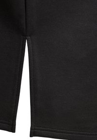 Shorts sportivi neri realizzati in tessuto morbido, con silhouette dritta, orlo cucito e spacco laterale per maggiore flessibilità.