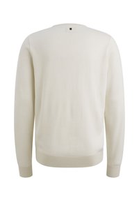 Maglione beige chiaro con maniche lunghe, scollo a girocollo, polsini e orlo a coste. Texture liscia con un sottile motivo a righe orizzontali.