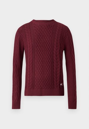Bordeauxfarbener Pullover mit einem Kabelstrickdesign, das strukturierte Muster und gerippte Bündchen aufweist. Klassischer Rundhalsausschnitt und entspannte Passform.
