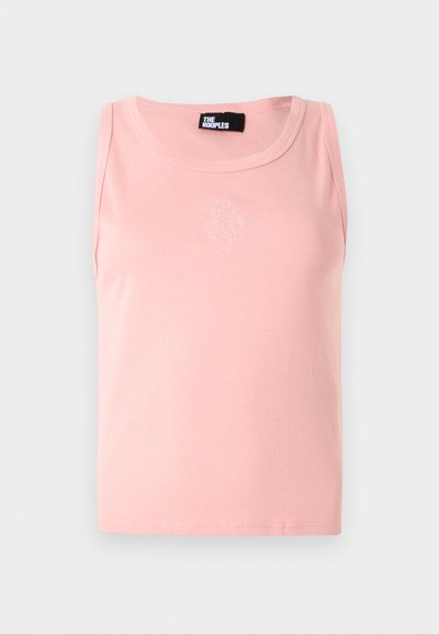 Απαλό ροζ αμάνικο τοπ με στρογγυλή λαιμόκοψη και μικρό κεντημένο λογότυπο στο κέντρο κάτω από τη λαιμόκοψη.